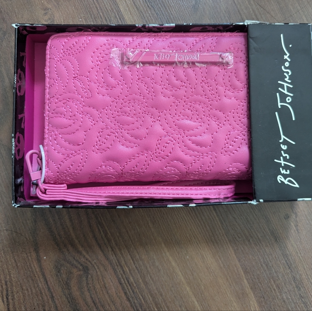 BNIB Betsey Johnson Azalea Rosebud Stiched Roses Pink Quilted Wallet